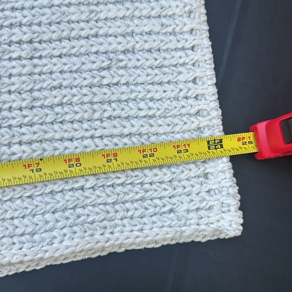 New GUESS Women’s 🧣 Scarf - Picture 6 of 8